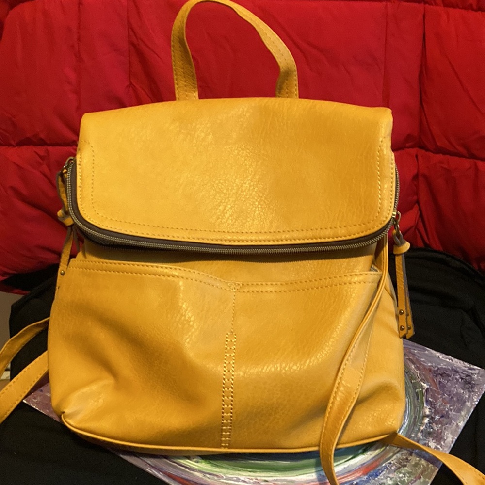 Leather Women’s Backpack.Good size bag…..great for going outdoors! Nice straps🎒